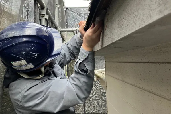 建物外周の侵入口を確認するスタッフ